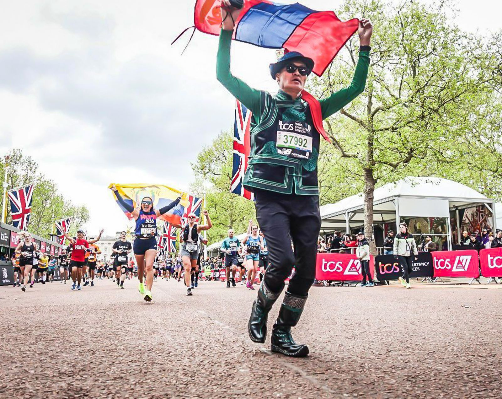 Лондоны марафонд монгол гуталтай гүйж, Геннисийн рекордод бүртгүүллээ